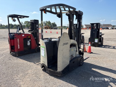 Crown RC5545-40 2600 lb Stand Up Carretilla Elevadora Eléctrica