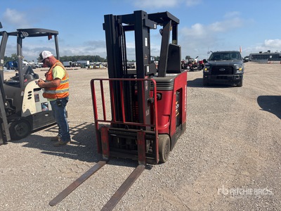 Raymond R30TT 4000 lb Stand Up Reach Truck