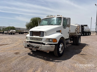 2002 Sterling M7500 2000 gal 4x2 Camion à eau