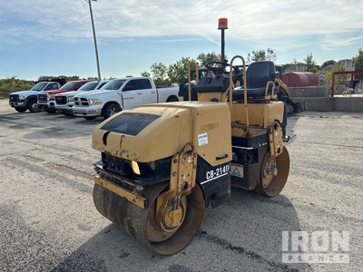 2001 Cat CB-214D Compacteur à double bille