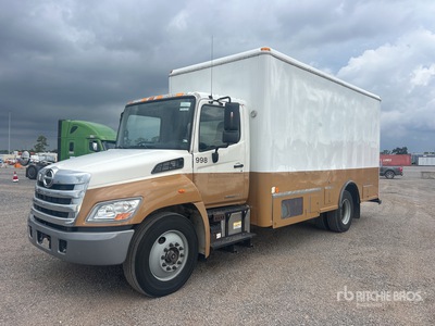 2012 Hino 338 4x2 شاحنة مبردة