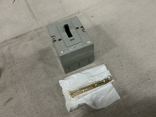 (5) Eaton AQB-A60 Circuit Breakers (5) Eaton AQB-A60 Circuit Breakers