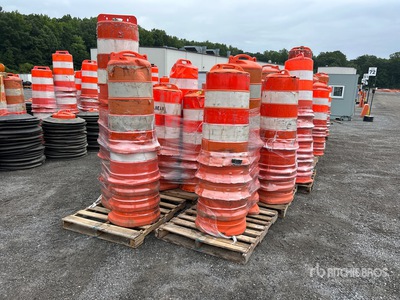 Quantity of Traffic Barrels Divers - Dispositifs de contrôle de circulation routière
