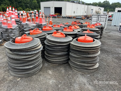 Quantity of Traffic Barrels Divers - Dispositifs de contrôle de circulation routière
