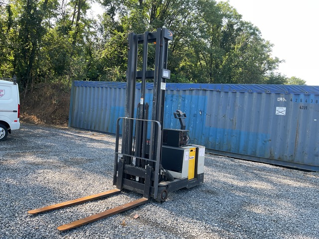 Crown WB Series Electric Pallet Jack w/Battery Charger Crown WB Series Electric Pallet Jack w/Battery Charger