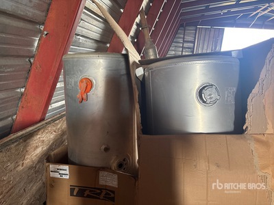 Quantity of (2) TRP Fuel Tanks Parti di autocarro