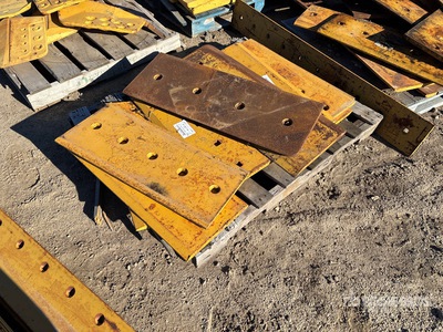 Quantity of (13) Cutting Edges Pièces divers (Unused) - Fits Caterpillar Scraper