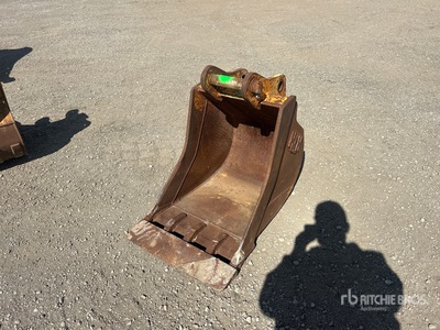 John Deere 24 in Bucket