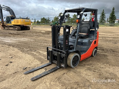 Toyota 8FGCU25 4500 lb Cushion Tire Carretilla Elevadora