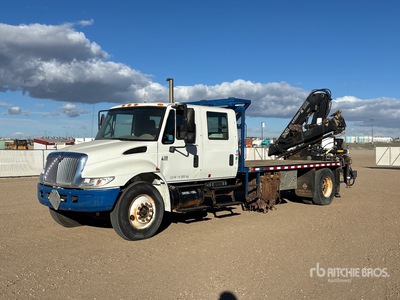 2004 Hiab 144B-3CL 4300 kg Knuckle Boom on 2005 International 4300 4x2 Crew Cab Boom Truck