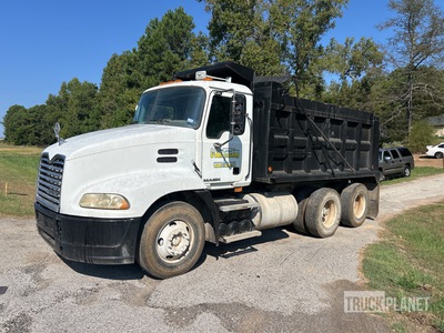2010 Mack CXU613 6x4 T/A Camión dumper