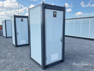 2026 WC-1 3 ft 8 in x 3 ft 11 in 1 Person Skid-Mounted Baño Portatil (Sin Usar) / Portable Toilet (Unused)