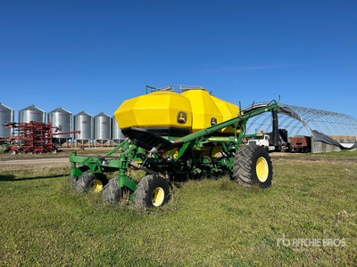 2010 John Deere 1910 430 bu Tow-Behind Chariot pneumatique (Inoperable)