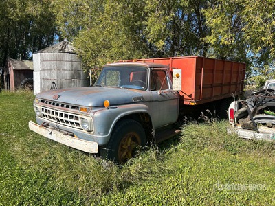 1966 Mercury 700 4x2 Camion à grains