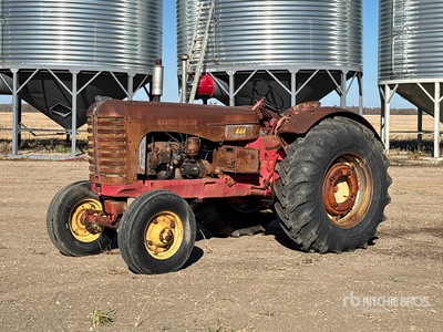 1957 Massey-Harris 444 جرار تاريخي