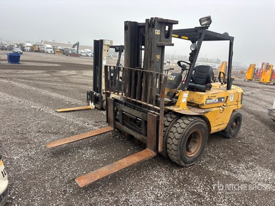 1997 Cat GP-40 6800 lb Pneumatic Tire Forklift