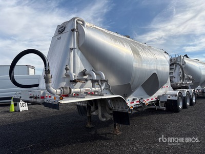 2013 MAC LTT 950 cft Super B-Train Lead Pneumatic Bulk Trailer