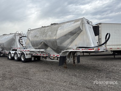 2014 MAC LTT 950 cft Tri/A Super B-Train Lead Pneumatic Bulk Trailer