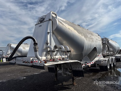2013 MAC LTT 950 cft Super B-Train Lead Pneumatic Bulk Trailer