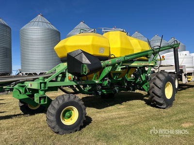 John Deere 1900 250 bu Tow-Behind Air Cart