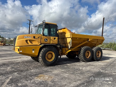 2013 John Deere 250D Series II Tombereau