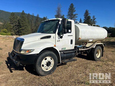 2008 International 4200 2000 gal 4x2 Camion cisterna de agua