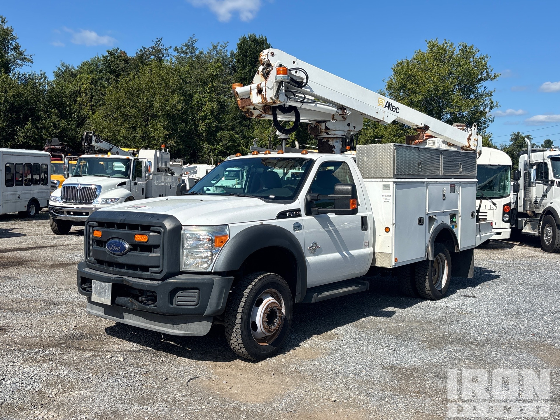 Altec AT235 34 ft on 2014 Ford F-450 XL 4x2 Camión con Canastilla