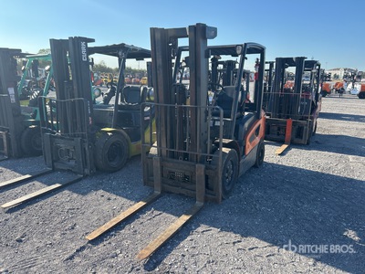 Doosan D25 S-5 4600 lb Pneumatic Tire Montacargas