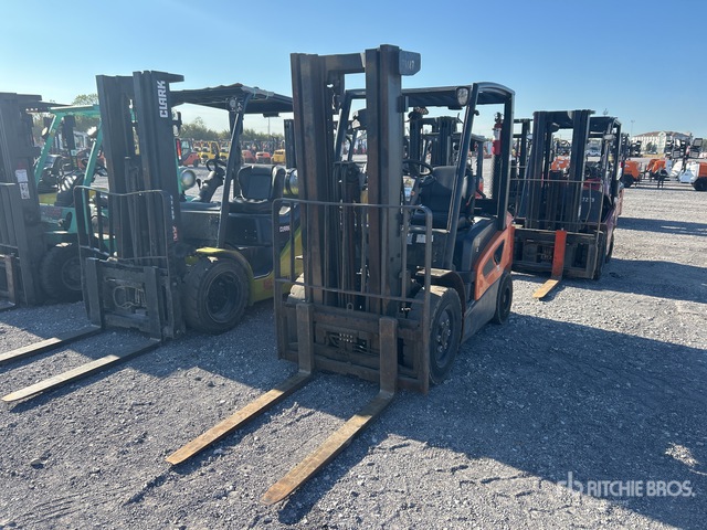 Doosan D25 S-5 4600 lb Pneumatic Tire Forklift