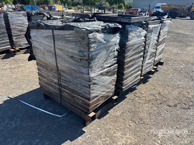Quantity of (4) Pallets of Various Concrete Block / Paver Molds コンクリート その他