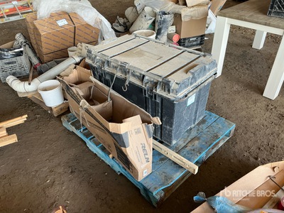 Tool box with miscellaneous tools and a storm drainer Varios, tienda, almacen, consumidor