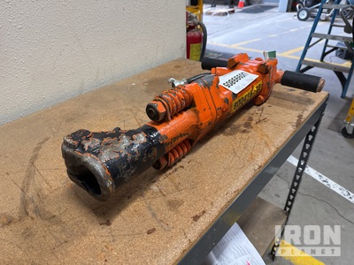 APT HZ-5235 / M160 Pneumatic Demolition Breaker