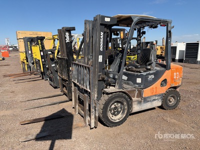 Doosan D35C-7 6450 lb Pneumatic Tire Chariot Élévateur