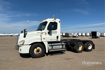 2010 Freightliner Cascadia 125 6x4 Ciągnik siodłowy T/A z kabiną dzienną