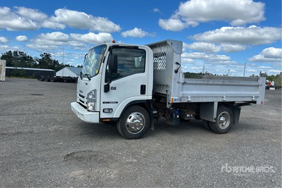 2019 Isuzu NRR Camion à benne basculante S/E