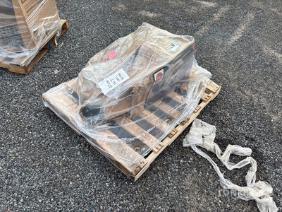 125 lbs Hitch mounted Épandeur de sel (Unused)