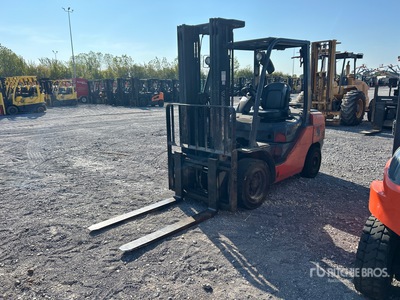 2013 Toyota 8FGU30 5620 lb Pneumatic Tire Chariot Élévateur