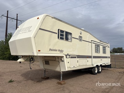 1994 NUWA Hitchhiker II 32 ft T/A Travel Trailer