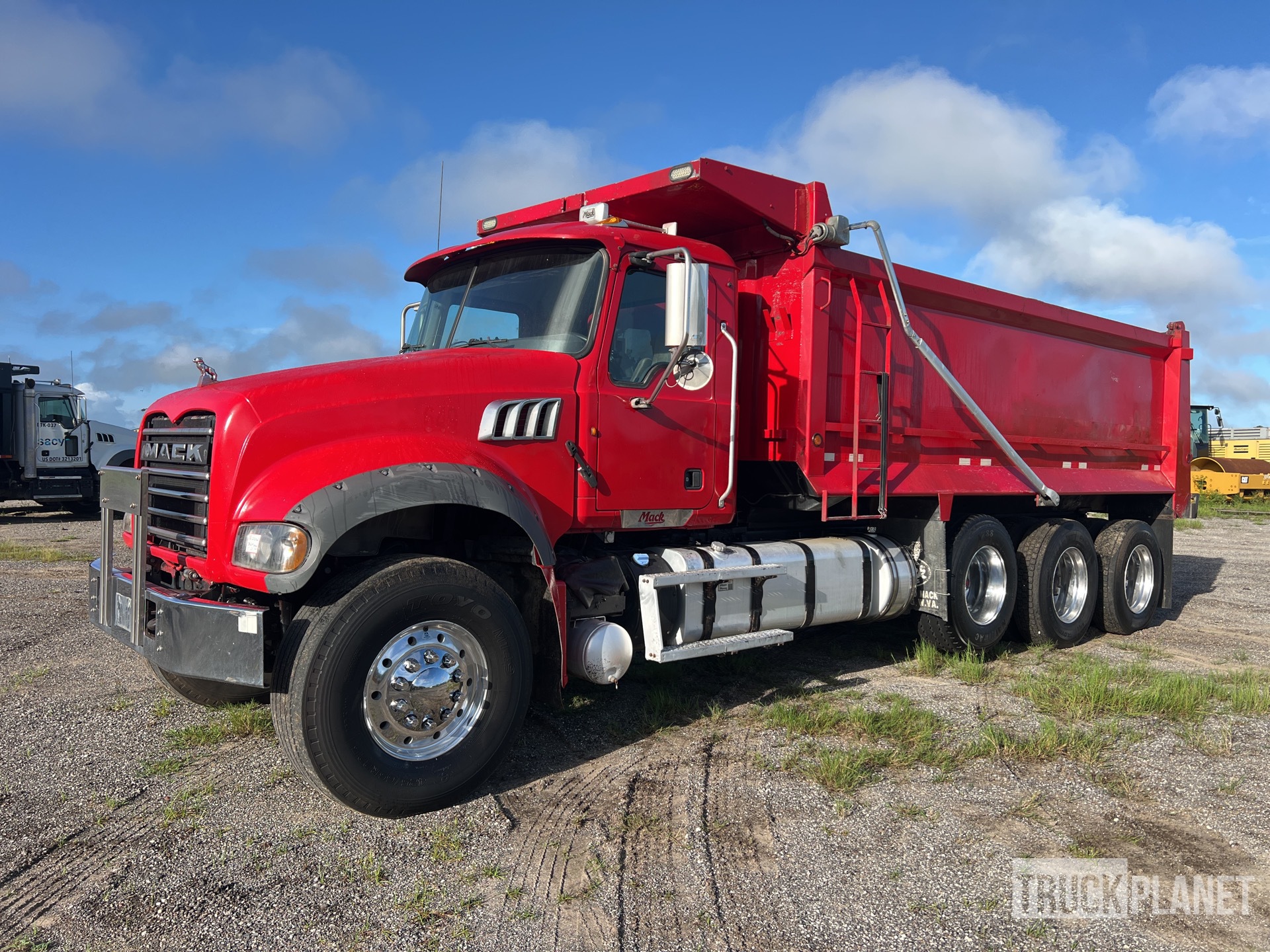 2013 Mack GU713 Granite 8x4 Camion à benne basculante Tri/E