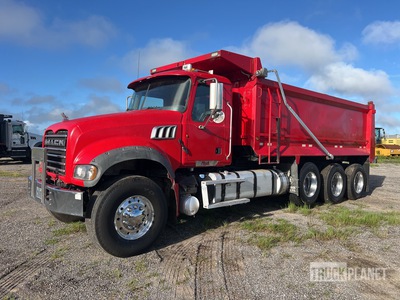 2013 Mack GU713 Granite 8x4 Camion à benne basculante Tri/E