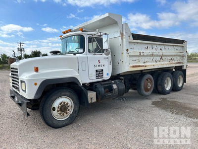 1996 Mack RD690S 8x4 شاحنة قلابة /محورين