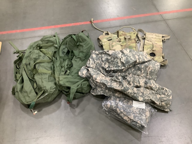 (4) Cold Weather Parkas, (16) Hydration System Carriers & Assorted Items (4) Cold Weather Parkas, (16) Hydration System Carriers & Assorted Items