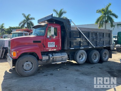 2013 Mack Pinnacle 6x4 を見 Dump Truck