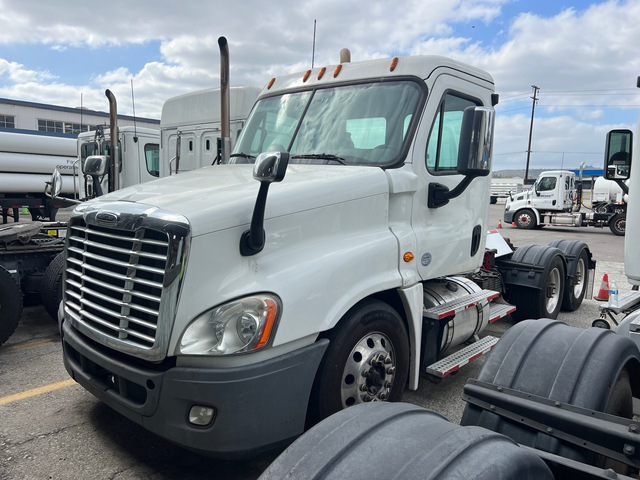 2015 Freightliner Cascadia 125 6x4 T/A Day Cab Truck Tractor