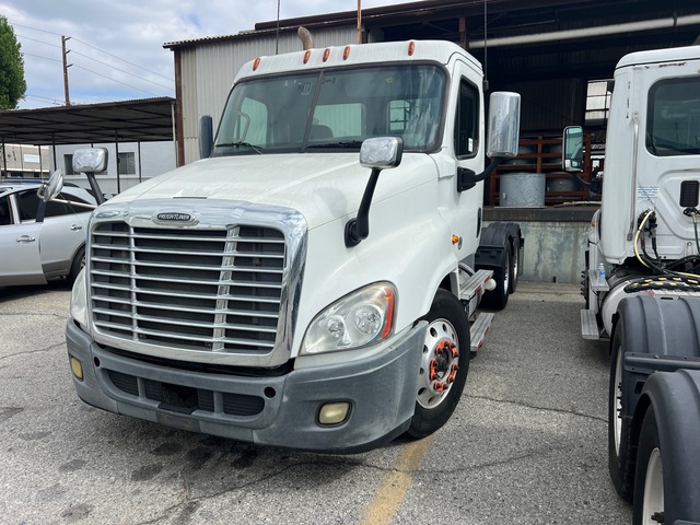 2015 Freightliner Cascadia 125 6x4 T/A Day Cab Truck Tractor