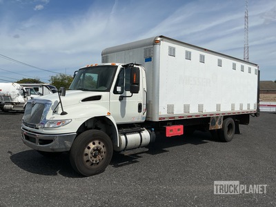 2015 International 4300 4x2 Furgoneta caja cerrada