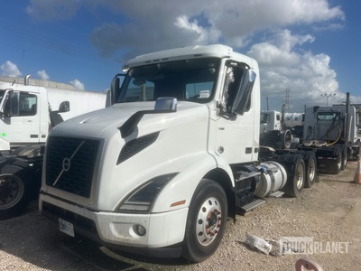 2019 Volvo VNR64T300 6x4 Cabeza Tractora Cabina Corta