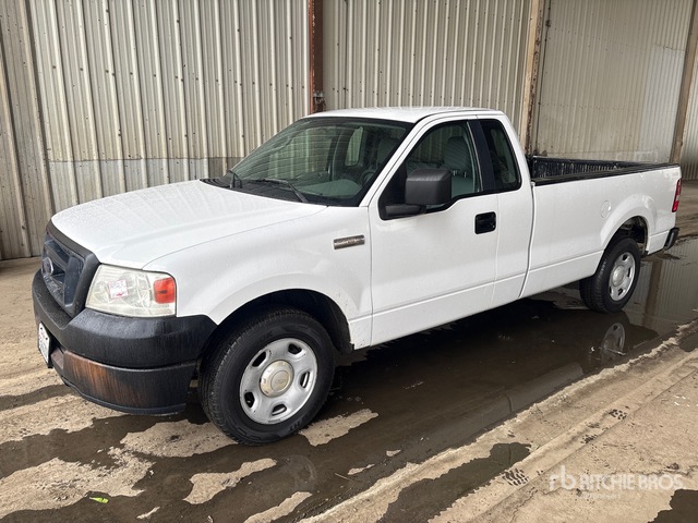 2005 Ford F-150 XL 4x2 Pickup