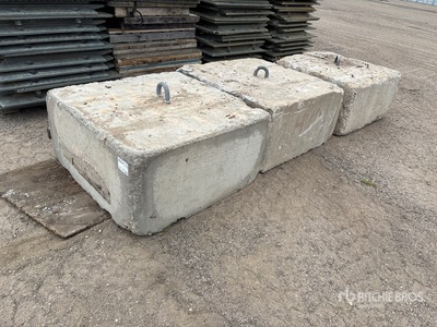Quantity of (3) Cement Blocks Różne urządzenia do betonu Sprzęt do betonu