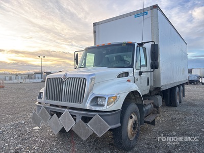2002 International WorkStar 7400 6x4 Furgoneta caja cerrada